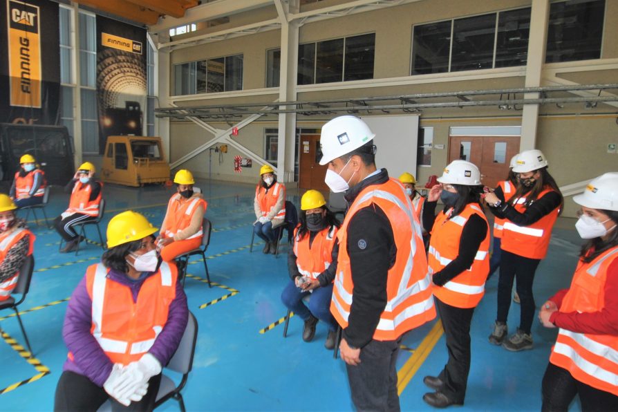 Jefas de hogar de Antofagasta y Mejillones concluyeron curso de grúas horquilla