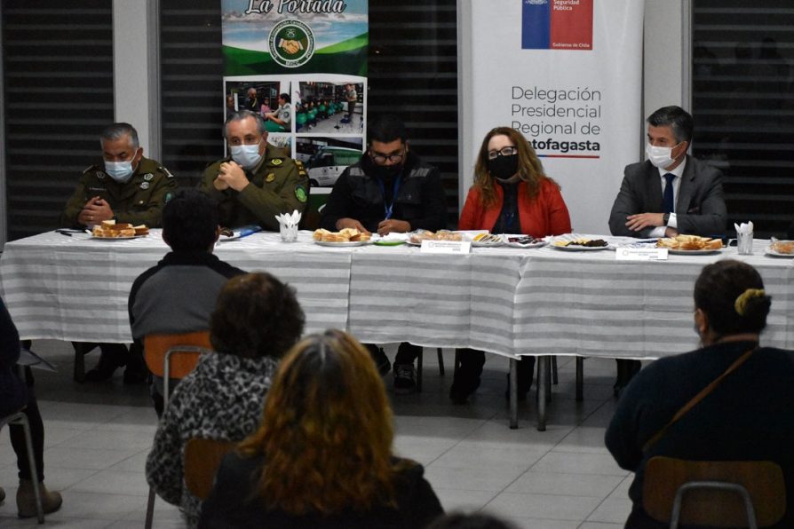 Delegada Karen Behrens participa de encuentro “Gobierno, Policía y Comunidad” en sector Trocadero.