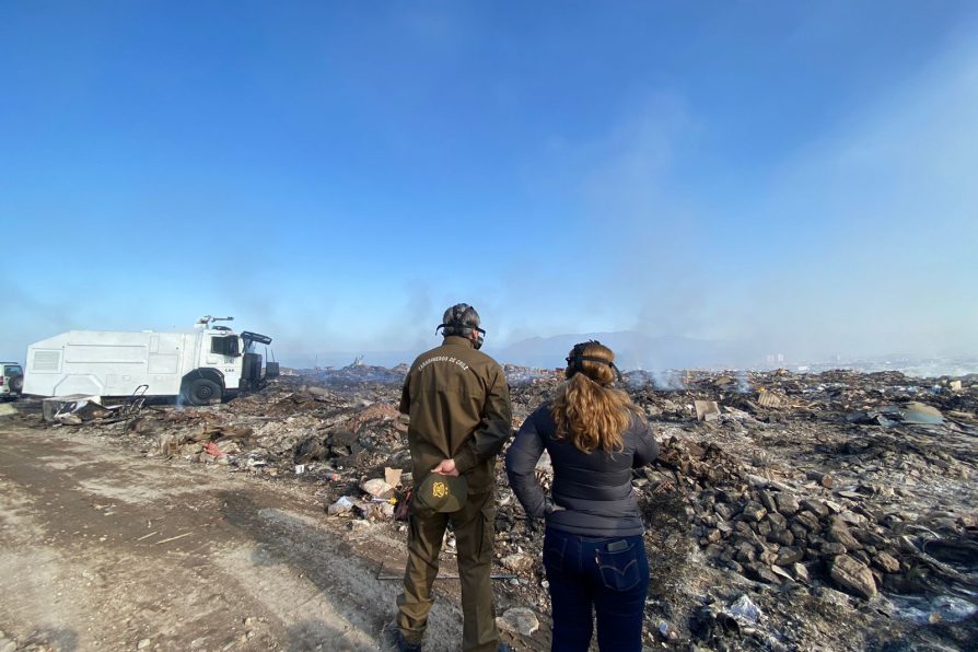 Delegada Karen Behrens visita ex vertedero de La Chimba y anuncia medidas  para enfrentar incendio