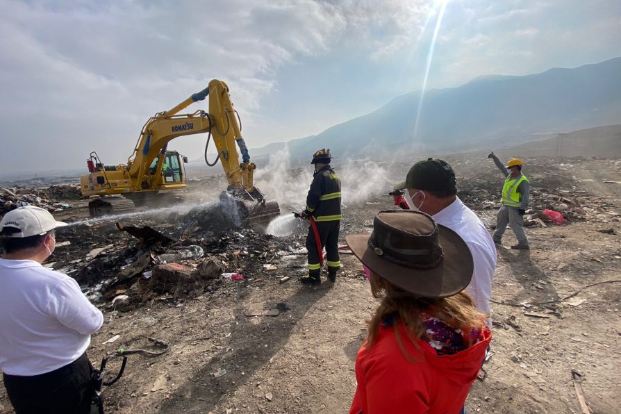 Aplican químico en el ex vertedero La Chimba para combatir el fuego