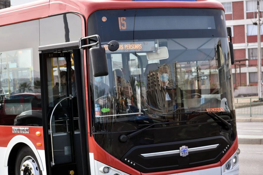 Ministro de Transporte y  delegada Karen Behrens colocan primera piedra del corredor para buses eléctricos en Antofagasta