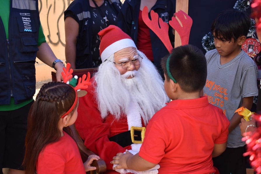 <strong>Viejito Pascuero llegó a la Villa Esperanza para compartir con niñas y niños del jardín infantil “Trencito de Lulú”</strong>