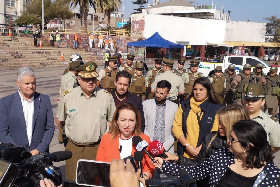 Delegada Presidencial dio inicio a las labores de limpieza de la Plaza Sotomayor de Antofagasta