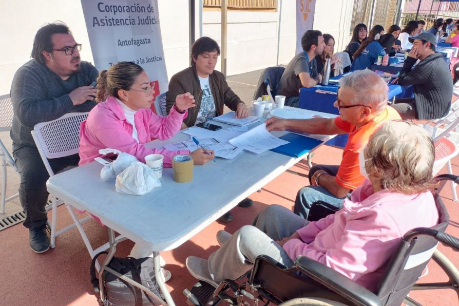 Plan Estado Presente comenzó con despliegue de servicios en población Juan Pablo II en Antofagasta