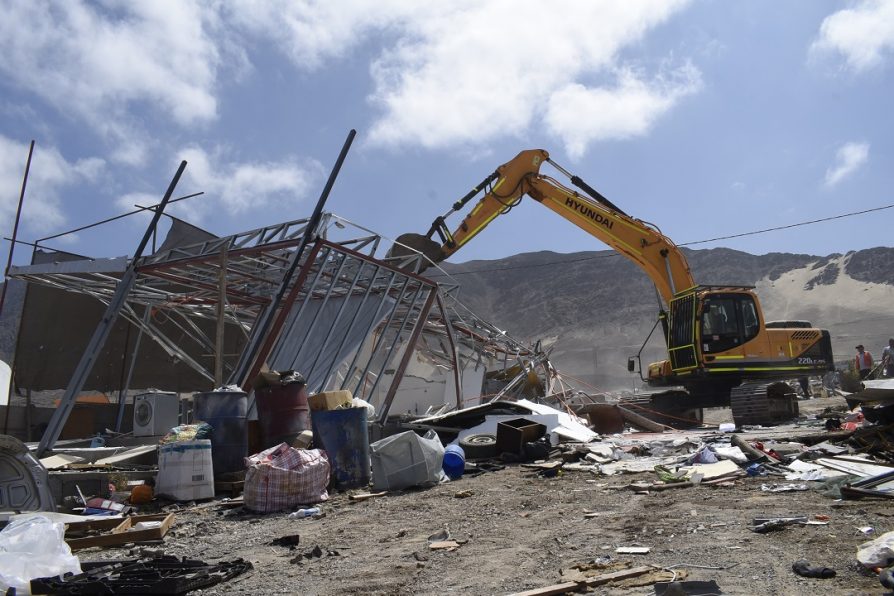 Bienes Nacionales y Delegación Presidencial desalojan 11 hectáreas ocupadas ilegalmente para fines industriales en sector La Chimba Alto Antofagasta