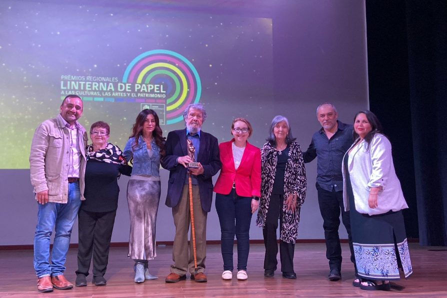 En emotiva ceremonia artista visual Waldo Valenzuela Maturana recibió Premio Regional a las Artes, las Culturas y el Patrimonio “Linterna de Papel”