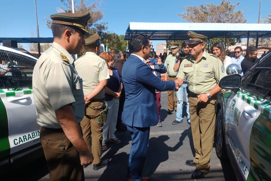 Delegación Presidencial Regional entregó cinco vehículos de Carabineros a la Prefectura de El Loa