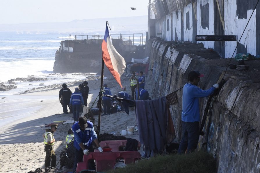 Armas blancas y elementos para consumir droga fueron hallados en desalojo de ocupaciones irregulares en Terminal Pesquero y Playa Paraíso