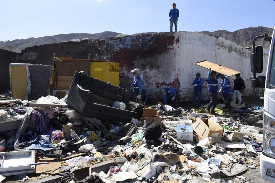 4 ocupaciones irregulares y casi 100 toneladas de desechos fueron retirados del costado sur del Cementerio General