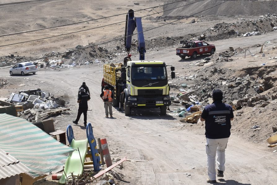 Descargaban material de construcción con camión pluma: otros cinco detenidos deja la aplicación de la ley de usurpación de propiedad en Antofagasta