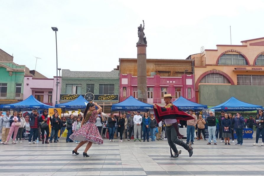 “ReVive Tu Centro: con los escolares”: estudiantes se tomaron Plaza Sotomayor de Antofagasta con stands y actividades artísticas