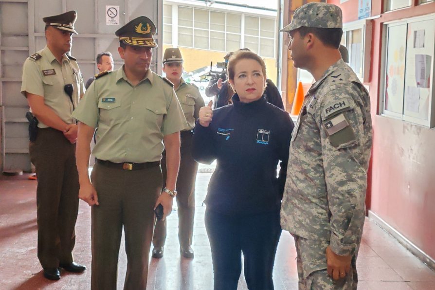 Elecciones 2024: Delegada Presidencial Regional, Jefe de Fuerzas y Jefe de Zona de Carabineros, visitaron uno de los locales de votación más grandes de la región