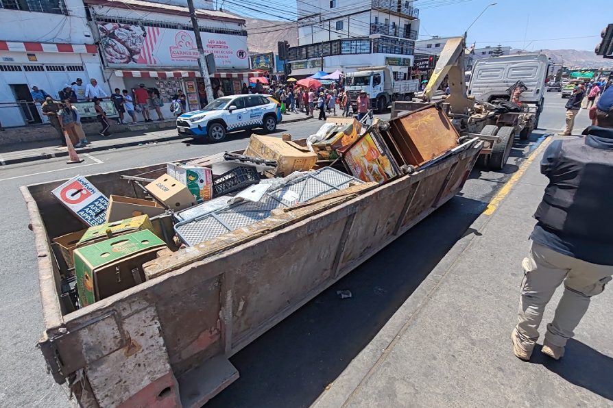 Masiva intervención en Feria Pantaleón Cortés dejó como balance el retiro de seis parrillas y el decomiso de 340 kilos de alimentos