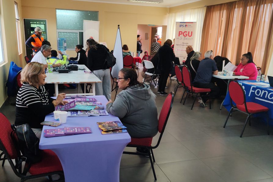 Más de 100 atenciones realizó Feria de Servicios de Públicos del programa Gobierno en Terreno en la Población Juan Pablo II
