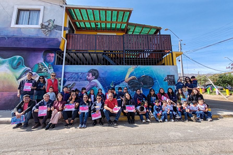Seremis de Antofagasta participaron de Feria de Servicios Públicos en población Bonilla Bajo: hicieron recorrido por los murales que cuentan la historia del barrio