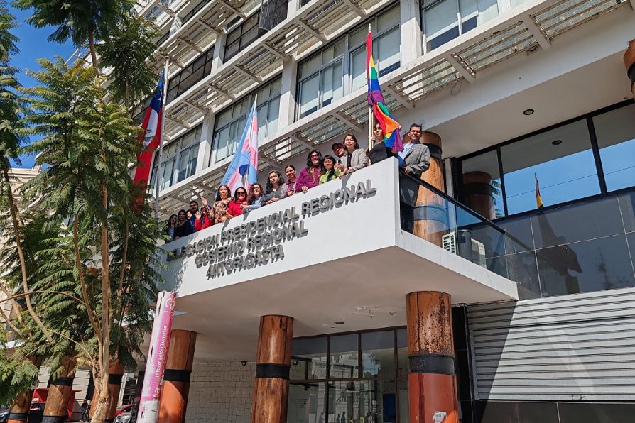Banderas de las diversidades fueron izadas en la Delegación Presidencial Regional en el Día Internacional contra la Homofobia, Transfobia y Bifobia