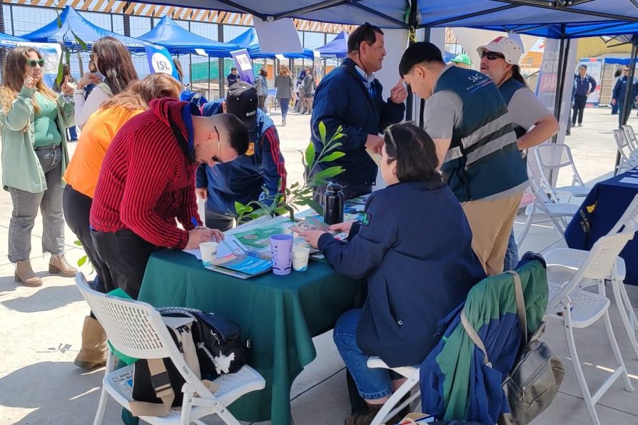 Más de 200 atenciones a vecinas y vecinos brindó Feria de Servicios Públicos en el recién inaugurado Parque Comunitario René Schneider