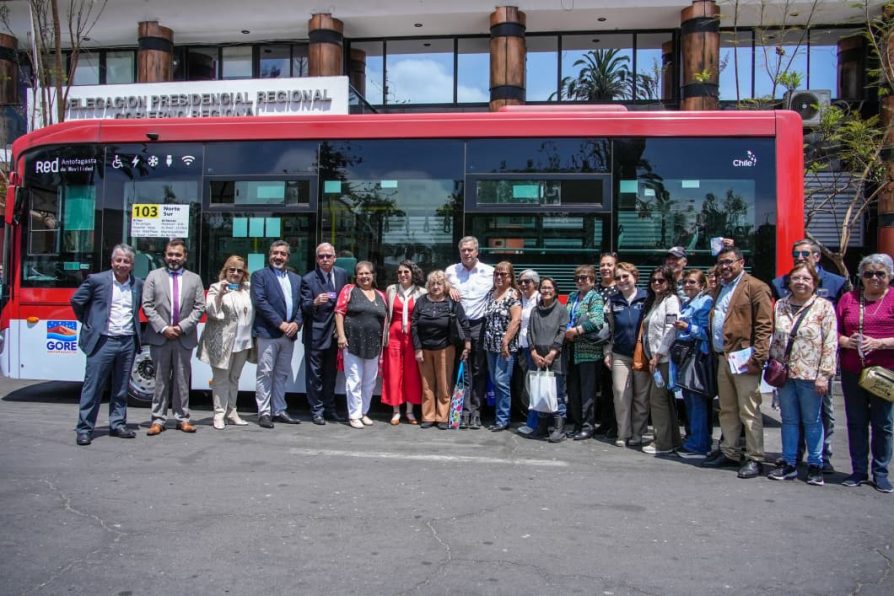 Personas mayores de Antofagasta tendrán transporte gratuito el 10 de octubre