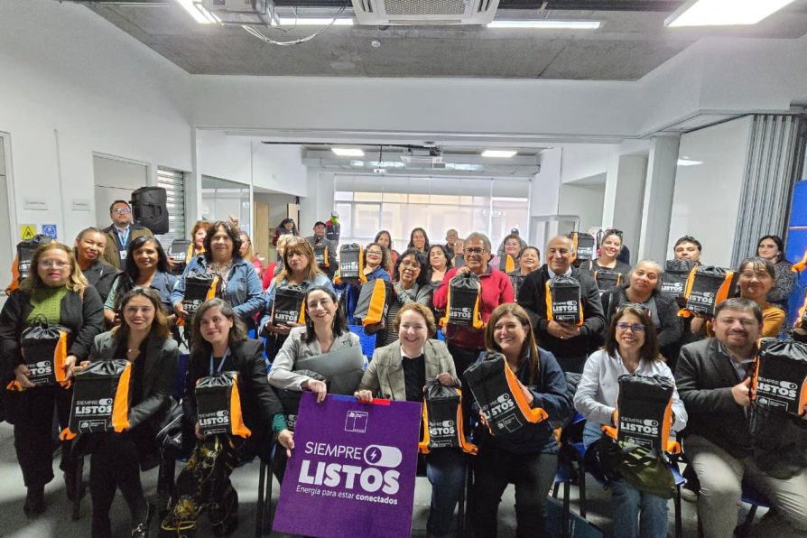 Programa Piloto Siempre Listos entregó a 41 juntas de vecinos de Antofagasta Kits de resiliencia energética