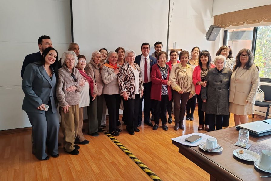 Profesores y profesoras de la región de Antofagasta reciben la primera cuota de la Deuda Histórica: un acto de justicia tras más de cuatro décadas