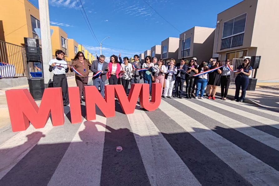 Familias de Calama recibieron la llaves de sus viviendas en el conjunto habitacional Lomas del Loa